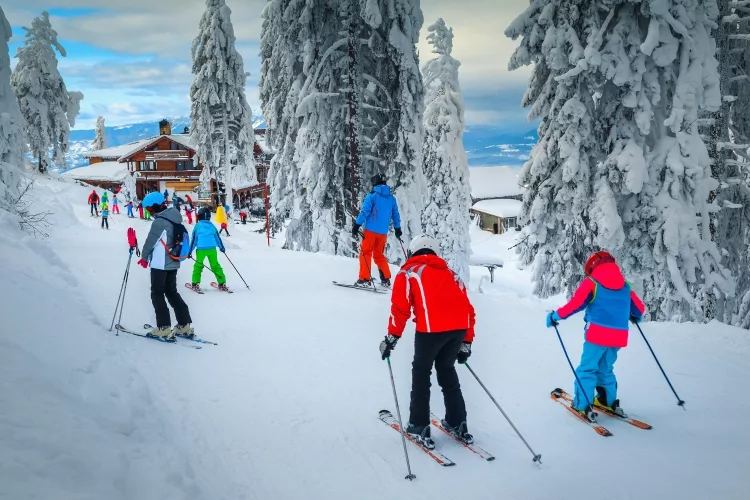 Which mistakes should a beginner avoid when skiing for the first time?