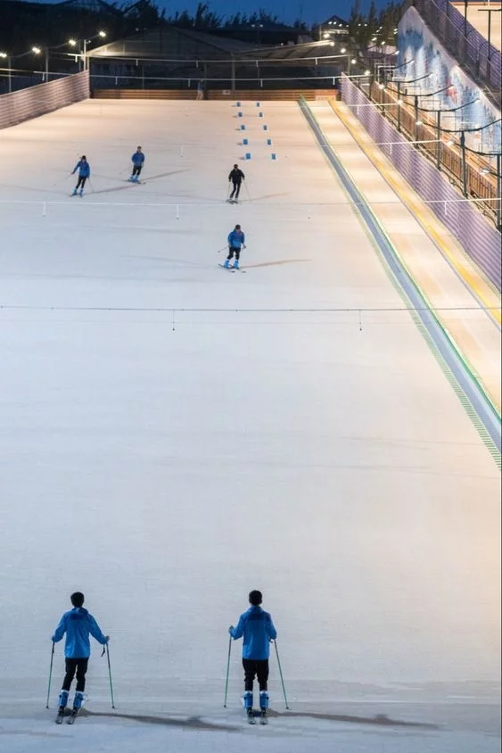 Skiing on a Dry Snow Surface